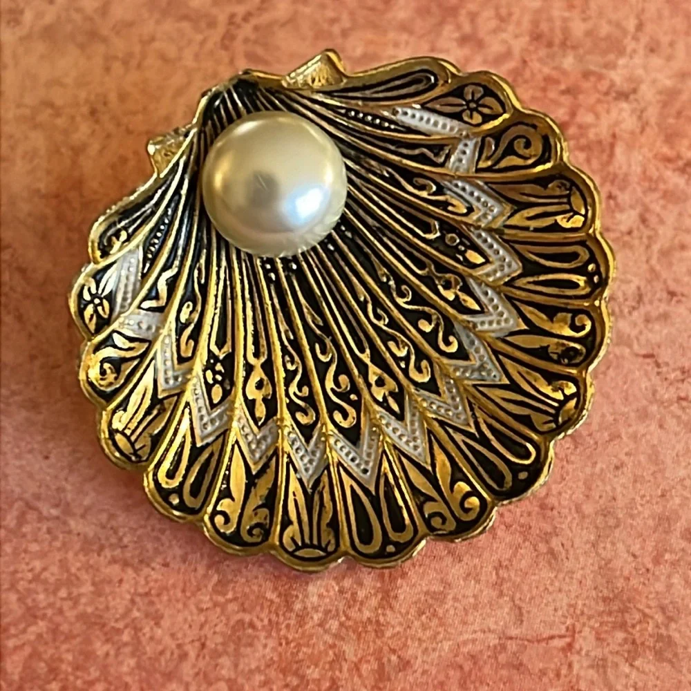 Vintage Spanish Damascene scallop shell clip earrings with center faux pearls - Picture 3 of 7